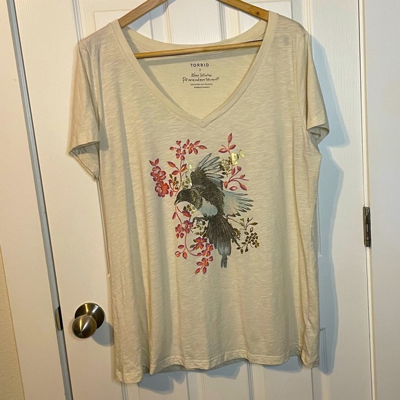 torrid Tops - Torrid v-neck tee w/ bird graphic & metallic gold detail plus sz 2x EUC